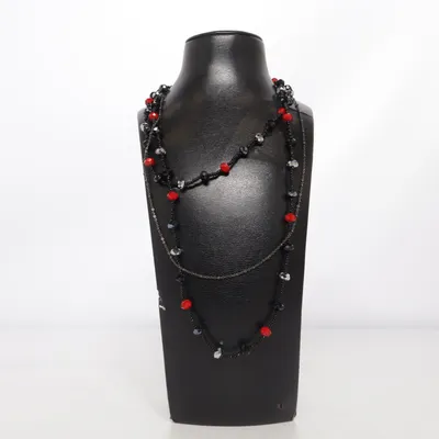 Halsband (Svart, Röd, Silverfärgad) från Sweden Okänd metall