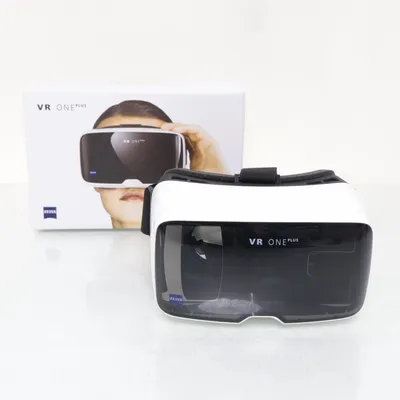 VR goggles (Black, White) from Zeiss