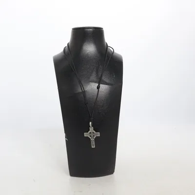 Halskæde (irisches Hochkreuz, Lederband) Ukendt metal, Rustfritstål, Læder
