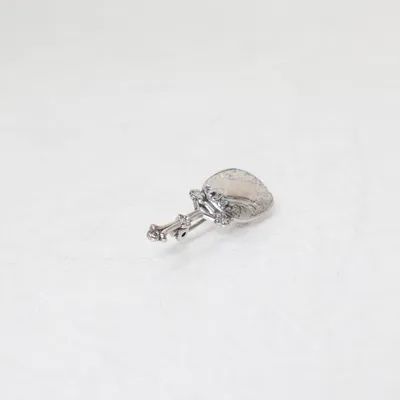 Brosch (Silverfärgad) Okänd metall