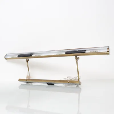 Tavelbelysning (tavelbelysning • tavellampa • vägglampa • konstbelysning • mässingslampa • lampett • bildbelysning • väggmonterad lampa • inredning • belysning • läslampa • klassisk lampa • mässing • metallampa • designlampa • heminredning • tavla belysning • konstlampa • ljus till tavla • vintage lampa)