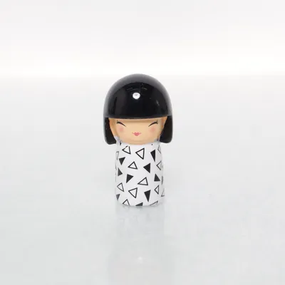 Kokeshi (Svart, Vit) från Skincity