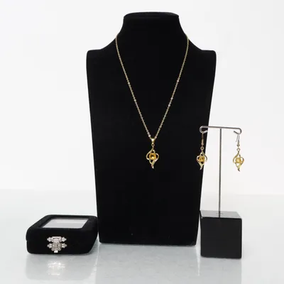 Smyckesset (Svart, Guldfärgad, Gul) Okänd metall