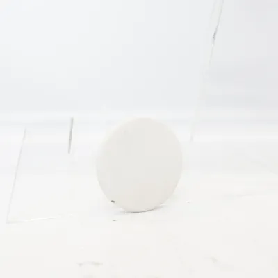 Brosch (Vit) från March Okänd metall