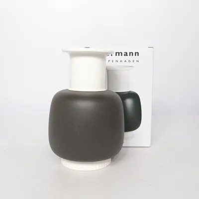 Vas (Svart, Vit) från Normann Copenhagen