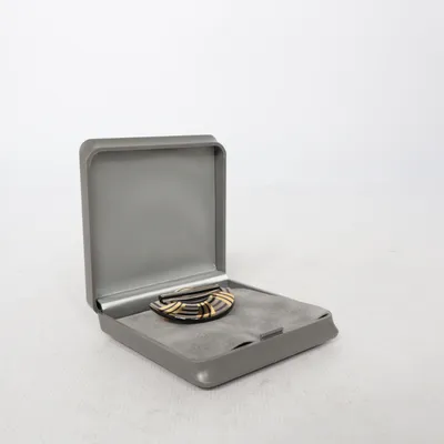Brosch (Svart, Guldfärgad, Grå) från Rosenthal Okänd metall