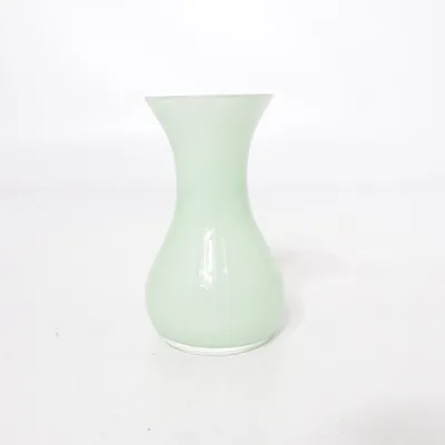 Vas (mint green glass vase · pastel decor · Scandinavian interior · minimalist home · soft girl aesthetic · spring styling · modern vintage · shelf decor · Pinterest home · nordic design · glass art · clean girl home) från Vintage