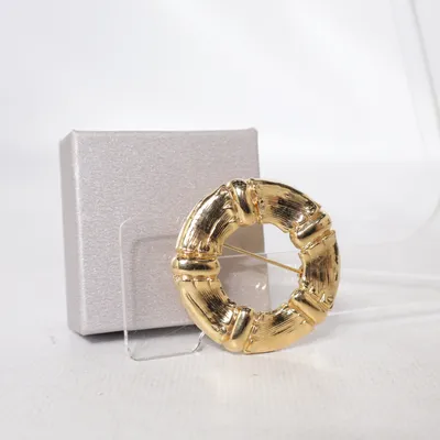 Brosch (Guldfärgad) från Guldfynd Okänd metall