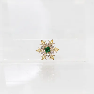 Brosch (Guldfärgad, Grön, Gul) Okänd metall