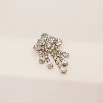 Brosch (Silverfärgad) Okänd metall