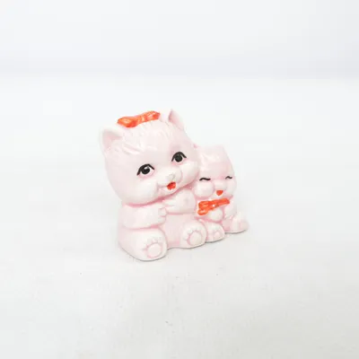 Figurine (Pink, Red)
