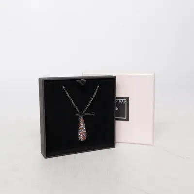 Halsband (Silverfärgad, Flerfärgad) från Mary Kay Okänd metall