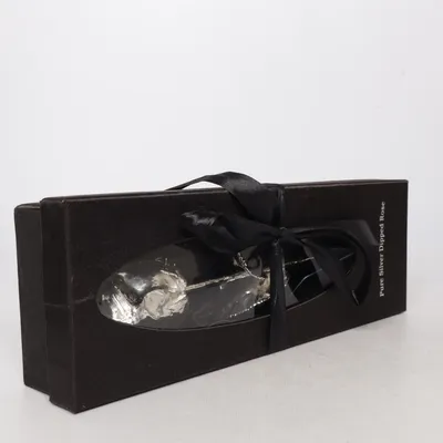 Inredningsdetalj (Pure Silver Dipped Rose, Går att öppna och ta ut rosen, tex för att lägga i en vas) från Coolstuff