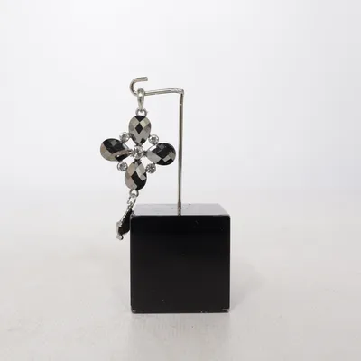 Pendentif (Noir, Argent) Métal inconnu