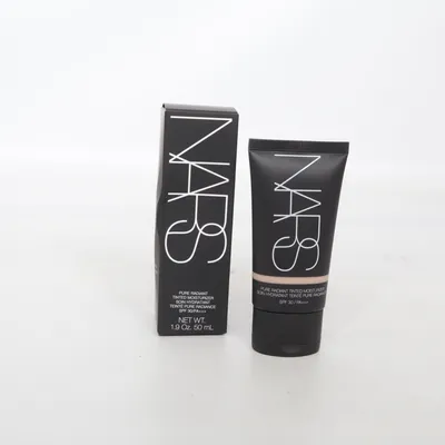 Ansiktskräm (Pure Radiant Tinted Moisturizer) från Nars