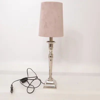 Table lamp (bordslampa • rosa lampskärm • silverfärgad lampfot • textilskärm • klassisk stil • romantisk inredning • stämningsbelysning • sovrumslampa • vintageinspirerad • Hollywood Regency) from Kema Keur