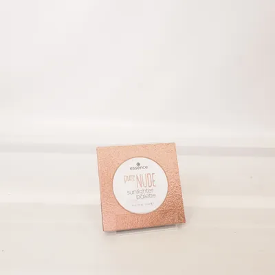 Highlighter (Pure Nude Sunlighter Palette) from Essence