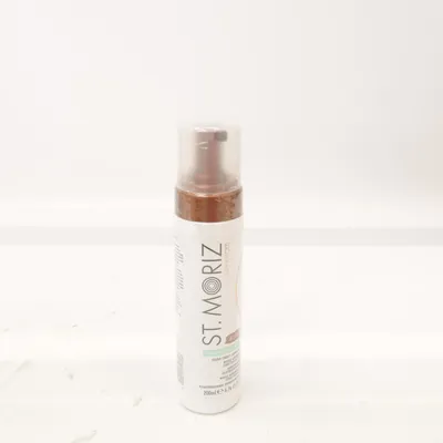 Brun utan sol (Colour Correct Tanning Mousse) från St.Moriz