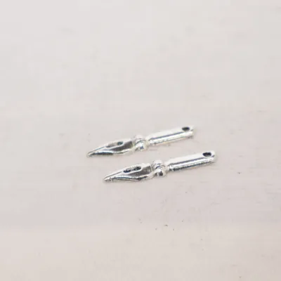 Hänge (Silverfärgad) Okänd metall