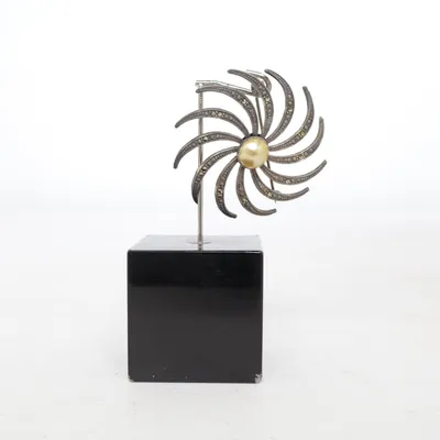 Brosch (Grå, Guldfärgad) Okänd metall