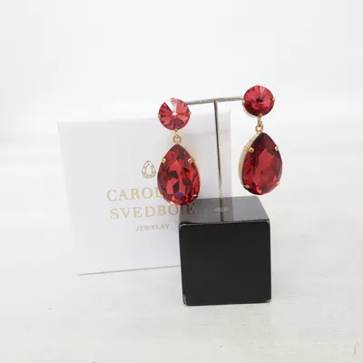 Örhängen (Röd, Guldfärgad) från Caroline Svedbom Okänd metall