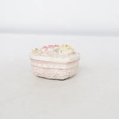 Box (White, Multicolored)