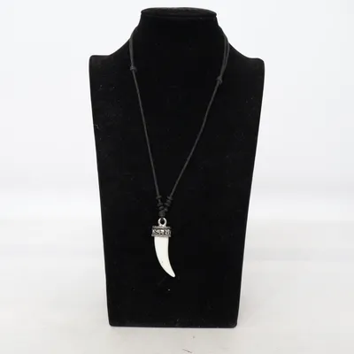 Halsband (Vit, Svart, Silverfärgad) Okänd metall