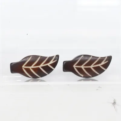 Hänge (Brun, Vit) Okänd metall