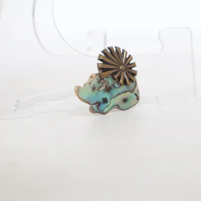 Brosch (Flerfärgad) Okänd metall