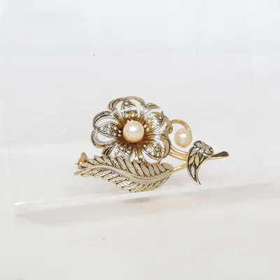 Brosch (Guldfärgad, Silverfärgad, Vit) Okänd metall