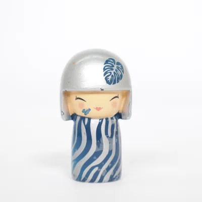 Kokeshi (Blå, Sølv) fra Skincity