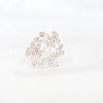 Brosch (Guldfärgad, Vit, Flerfärgad) Okänd metall