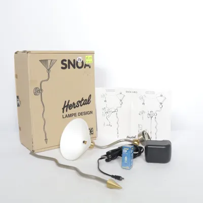Vägglampa (Vit, Guldfärgad) från Herstal