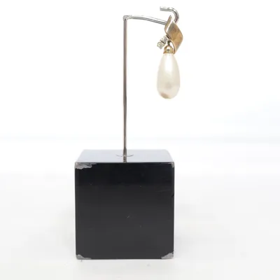 Pendentif (Or, Blanc) Métal inconnu