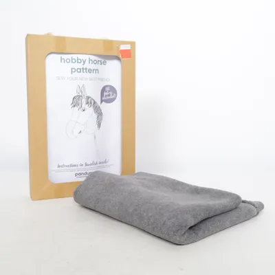 Käpphäst (Grå, Beige, Svart) från Panduro