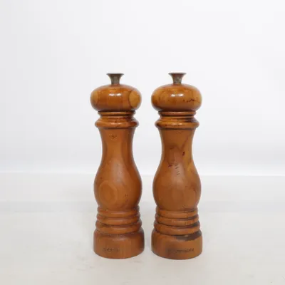 Salt & Pepper grinder (Brown) from Le Creuset