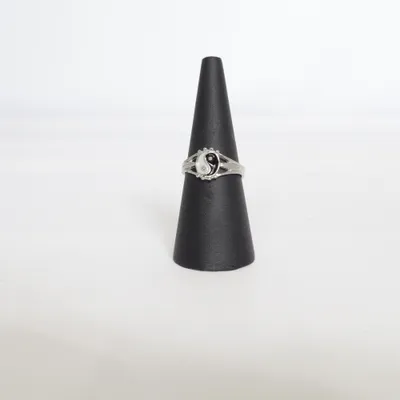 Ring (Silverfärgad, Svart, Vit) Okänd metall