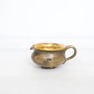 Melkkannetje (savitorppa, designer creamer, cream jug, creamer jug, vintage creamer, retro creamer, ceramic creamer, pottery creamer, gold detail, gold trim, gilded, signed base, collectible ceramic, vintage pottery, retro kitchen, tableware, serving piece, small jug finnish design, nordic design, scandinavian design, handmade ceramic, unique piece, decorative item, home decor, kitchen decor, vintage decor, retro decor y2k decor, y2k aesthetic, tiktok home, tiktok decor, trending decor, viral aesthetic, vintage aesthetic, cozy home)