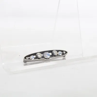 Brosch (Silverfärgad) Okänd metall