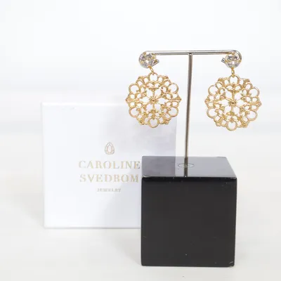 Örhängen (Guldfärgad) från Caroline Svedbom Okänd metall