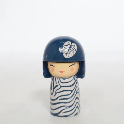 Kokeshi (Blå, Hvid) fra Skincity