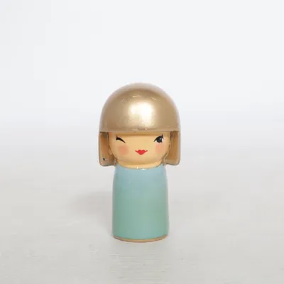 Kokeshi (Blå, Guld) fra Skincity