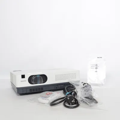 Projektor (PLC-XD2600) från Sanyo