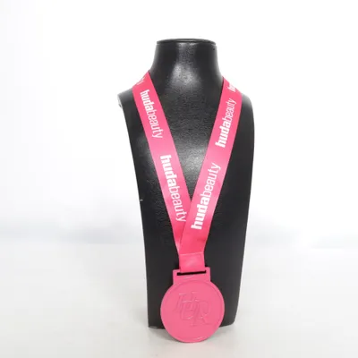 Medalj (The Duo Games) från Huda Beauty Okänd metall