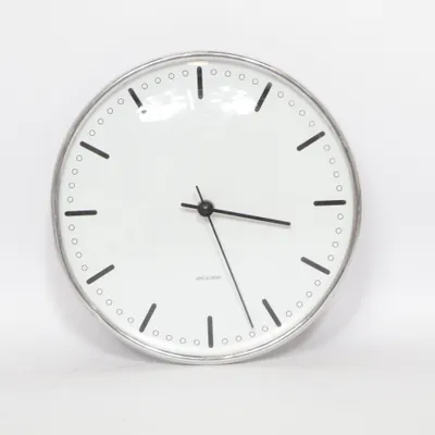 Wandklok (Bankers) van Arne Jacobsen