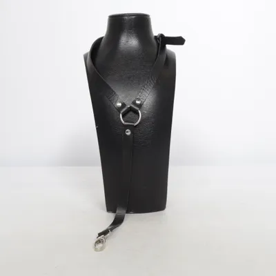 Kroppssmycke (Svart) Okänd metall