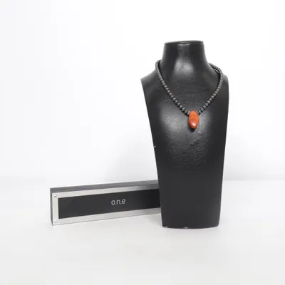 Halsband (Svart, Röd) från ONE Okänd metall