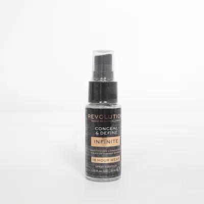Setting spray (Conceal & Define Infinite) van Makeup Revolution London