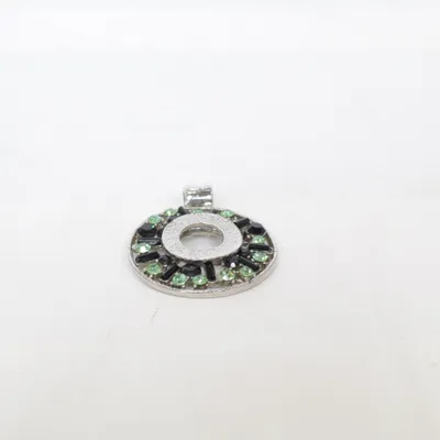 Hänge (Silverfärgad, Svart, Grön) Okänd metall