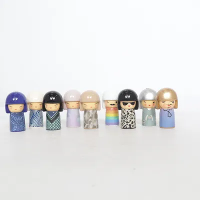 Kokeshi  (Multicolore) de With Love Skincity